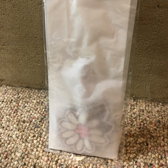 🎉 HP 🎉 🆕 Tory Burch White Flower Bag Charm - Picture 3 of 4